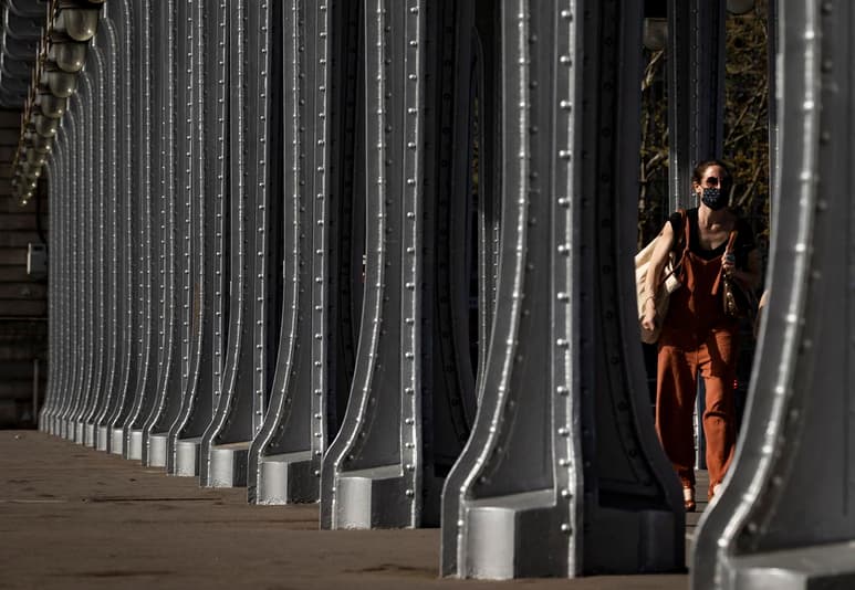 Las autoridades francesas registraron en las últimas 24 horas 50,659 nuevos casos del coronavirus, frente a los 59,038 positivos comunicados el día anterior, en plena instauración de restricciones suplementarias para tratar de frenar la expansión de la pandemia. (ARCHIVO)