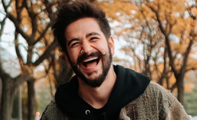 El cantautor colombiano Camilo vive un momento dulce con el éxito de Mis manos, su segundo álbum de estudio, con el que se ha convertido en uno de los pocos artistas en tener al mismo tiempo dos discos entre los 20 más populares de la cartelera Billboard. (ESPECIAL)