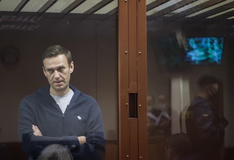El líder opositor ruso, Alexéi Navalni, que se declaró el miércoles en huelga de hambre, ha perdido ocho kilos desde que ingresara en prisión, según informaron hoy sus aliados en Twitter. (ARCHIVO)