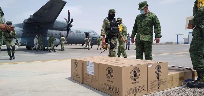 Fue en punto de las 11:45 horas que una aeronave de la Fuerza Aérea Mexicana aterrizó en la base militar que se encuentra a un costado del aeropuerto de Torreón, fue recibida por autoridades federales y estatales, quienes verificaron el estado de 99,450 dosis que se distribuirán en Coahuila, principalmente en Torreón.
(JESÚS GALINDO)