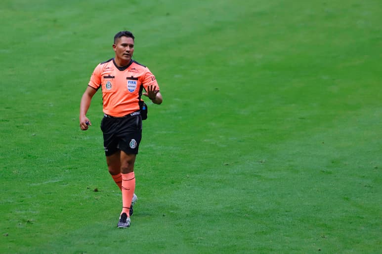 Fernando Guerrero, fue designado por la Comisión de Árbitros, como el silbante para el partido del próximo domingo en la Perla Tapatía, entre las Chivas Rayadas del Guadalajara y Santos Laguna. (ARCHIVO)