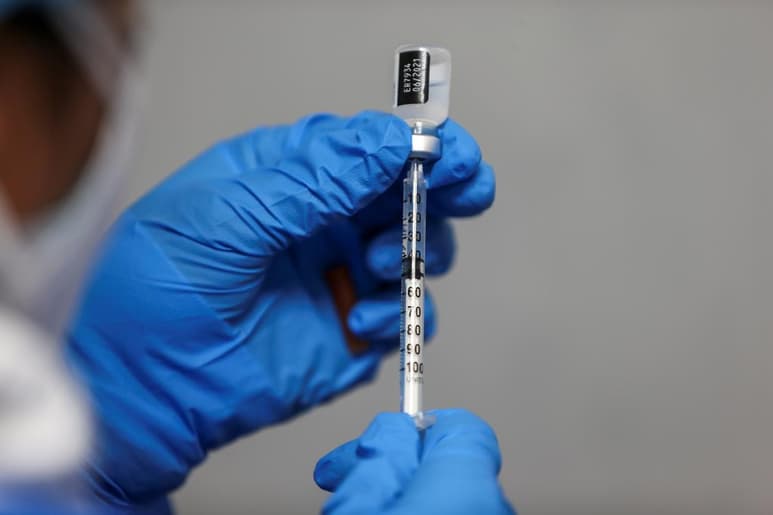 Ecuador inició este jueves el proceso de vacunación para más de 50,000 policías incluidos en la Fase 1 de inoculación, al igual que los adultos mayores, personal de las Fuerzas Armadas, profesores y otros de sectores estratégicos. (ARCHIVO)