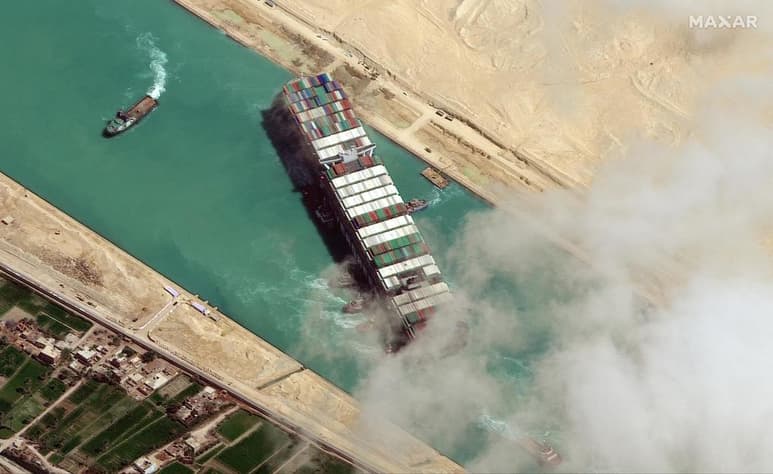 Egipto espera una indemnización de más de 1,000 millones de dólares después de que un buque carguero que encalló en el Canal de Suez bloqueó el tránsito marítimo casi una semana, de acuerdo con la máxima autoridad del canal, que advirtió que el barco y su carga no podrán abandonar el país en caso de que el tema llegue a tribunales. (ARCHIVO)