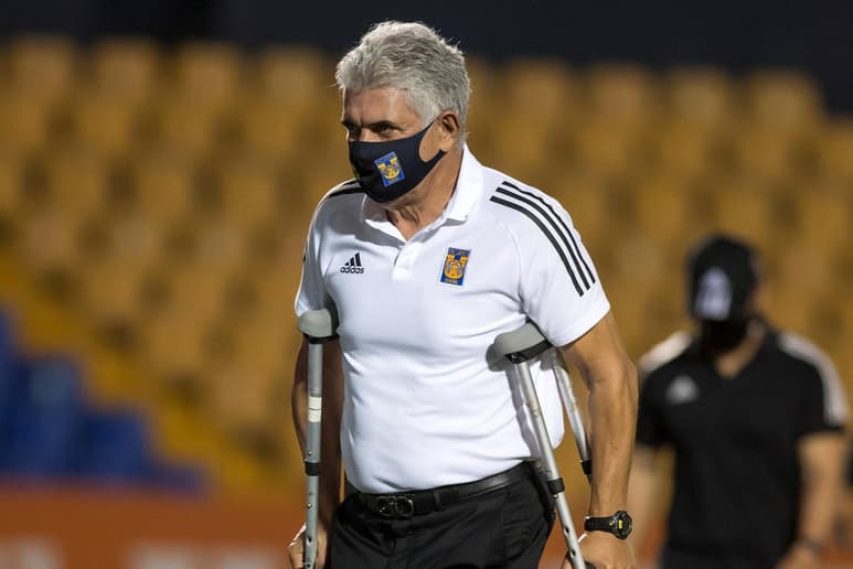 Luego de ser operado de la cadera, y haber recibido su primera dosis de la vacuna contra COVID, este jueves reapareció Ricardo “Tuca” Ferretti ante los medios de comunicación. (ESPECIAL)