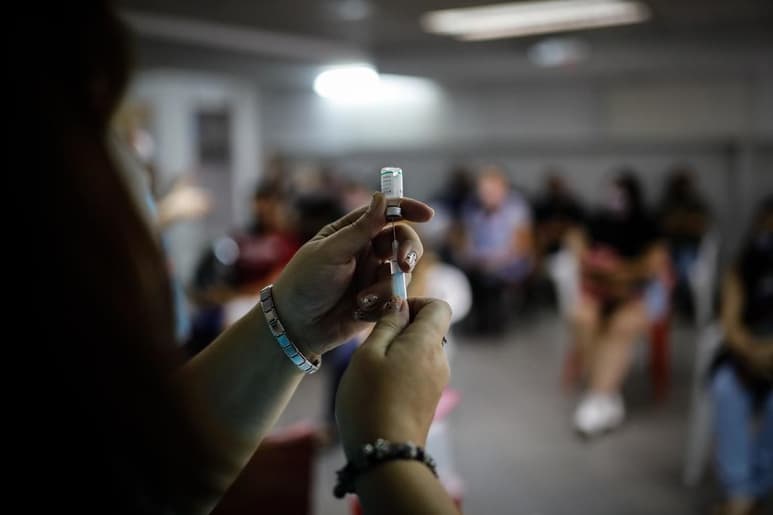 Latinoamérica cumple este viernes 100 días desde el comienzo de la vacunación contra la COVID-19 en medio de retrasos en la distribuciones de dosis y con países como Brasil, colapsado por las infecciones y muertes, y un Chile que cierra sus fronteras nuevamente. (ARCHIVO)
