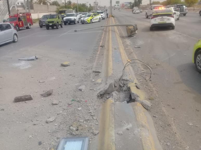 La unidad derribó desde su base un arbotante del alumbrado público, las bolsas de aire del vehículo se abrieron y alcanzó a dañar otro arbotante para luego detener su camino. (EL SIGLO DE TORREÓN)