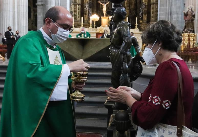 En medio de las celebraciones por Semana Santa, la Iglesia Católica en México informó que hasta el 26 de marzo de 2021, 245 religiosos han muerto por COVID-19, entre sacerdotes, obispos, monjas y diáconos. (ARCHIVO)