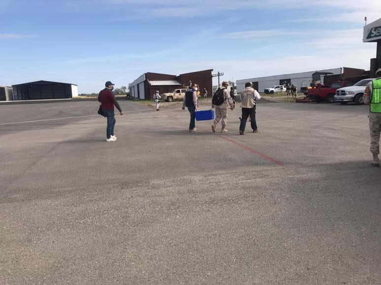 Un nuevo lote con mil dosis de la vacuna contra el COVID-19 del laboratorio chino CanSino Biologics, arribaron al aeropuerto internacional Piedras Negras, las cuales fueron destinadas para el municipio de Allende y continuar con la vacunación de adultos mayores de 60 años. (RENÉ ARELLANO)