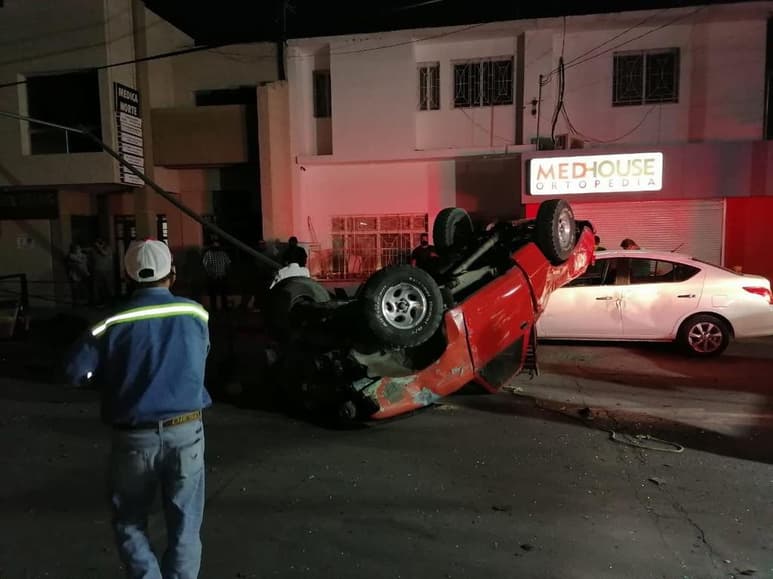 Un aparatoso choque y volcadura registrada al anochecer del jueves en el crucero de avenida Allende y Francisco I. Madero de Torreón, dejó tres personas lesionadas y daños materiales cuantiosos. (EL SIGLO DE TORREÓN)