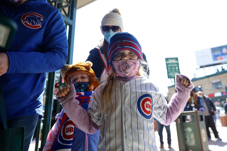 Fanáticos portando cubrebocas, familias enteras de regreso en las gradas de los parques de pelota, nevadas, jonrones, las súper estrellas del beisbol, todo otorgó un ambiente formidable en el primer día de temporada. (AP)