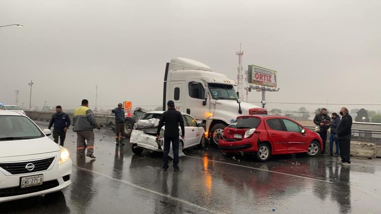 Ante el mal clima, hubo cierre de vialidades y carreteras durante las primeras horas del jueves.