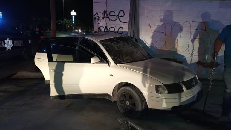 Los agentes de Tránsito y Vialidad Municipal fueron los primeros en llegar al lugar del accidente y solicitaron la presencia de los peritos. (EL SIGLO DE TORREÓN)