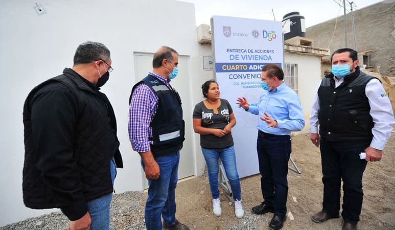 El gobernador José Rosas Aispuro Torres, aseguró que en Durango más de 100 mil familias se han beneficiado con apoyos y acciones sociales que les permite vivir mejor y destacó que con una inversión cercana a los 6 mil 100 millones de pesos, se combate la pobreza en los 39 municipios. (CORTESÍA)