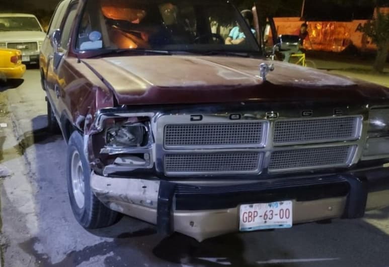 El choque fue ocasionado por José Isaac, de 35 años, quien manejaba ebrio la camioneta Dodge Ram color rojo. (EL SIGLO DE TORREÓN)