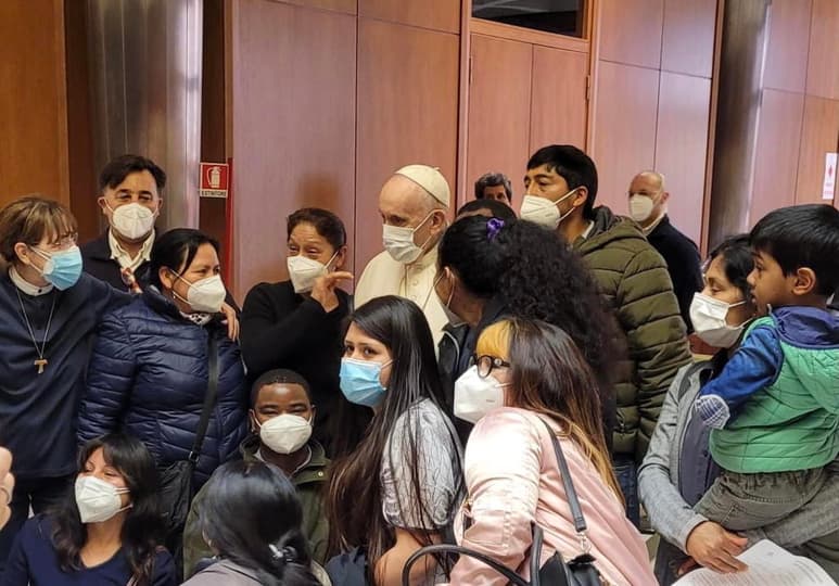 El papa saludó a los médicos y enfermeras, siguió el procedimiento de preparación de las dosis de la vacuna y habló a las personas que esperaban la vacunación. (EFE)