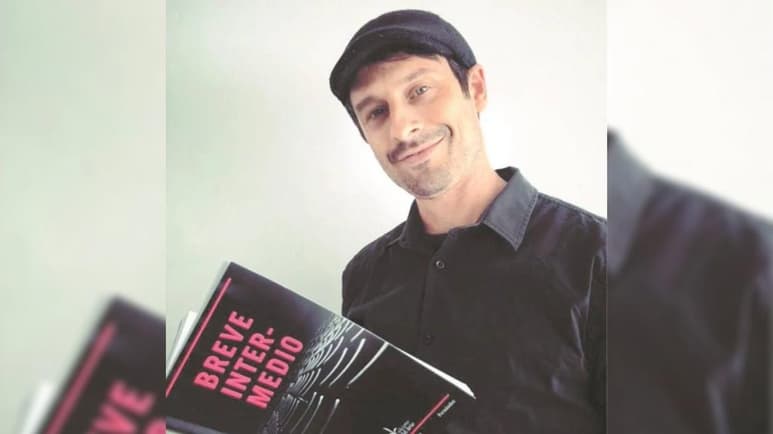 Santiago Manuel Fernández es un actor, director y artista de circo desde 2001, quien con su libro, Breve intermedio, que acaba de lanzar, plasma la forma en la que 40 artistas de 40 países han atravesado el primer año de confinamiento. (ESPECIAL)