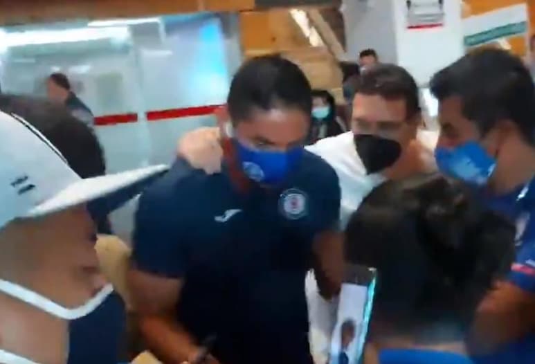 La llegada de Cruz Azul causó mucho revuelo con sus aficionados quienes los verán por primera vez en Ciudad Juárez y alrededor de 100 personas se dieron cita en el aeropuerto para recibir al líder del Guardianes 2021. (Twitter)