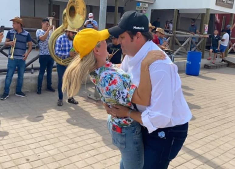 Uno de los que aprovechó las vacaciones de Semana Santa para mostrarse entre los visitantes de las playas de la Bahía de Altata, en Navolato, fue el candidato de la coalición PRI-PAN-PRD a la gubernatura, Mario Zamora Gastelum, quien no solo estuvo saludando a los paseantes, sino que dio muestras de dominar el baile. (Especial)