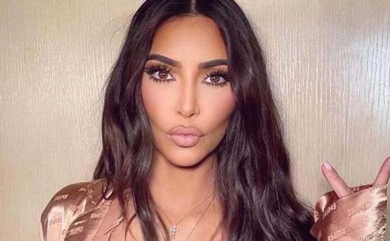 La socialité se mostró relajándose entre el agua para sus seguidores en redes sociales (@KIMKARDASHIAN)
