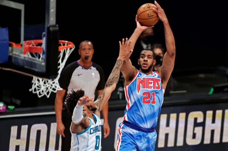 LaMarcus Aldridge encesta dos de sus once puntos, venciendo la marcación de Miles Bridges. Fue para él, apenas su primer partido con el jersey de los Nets, que siguen como líderes de la Conferencia del Este. (AP)