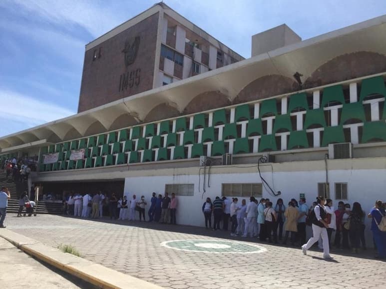 Francisco Colin Ramírez, adulto mayor, jubilado con la pensión más baja y empacador de un centro comercial para sobrevivir, denunció que en febrero y marzo no le surtieron la medicina para su esposa.
(ARCHIVO)