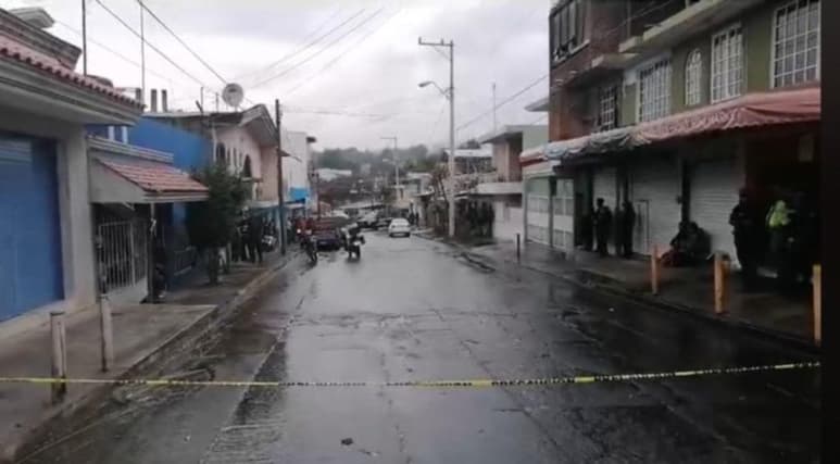 Agentes de la FGE y del Servicio Médico Forense (Semefo) desplegaron un operativo en el municipio este jueves encontrando los cadáveres de ocho supuestos sicarios, con vestimenta militar e indicios de haber portado armas de fuego.
(ESPECIAL)