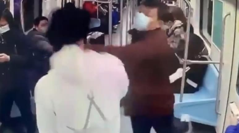 EL momento quedó registrado por cámaras de seguridad en el metro de Shanghái (CAPTURA)