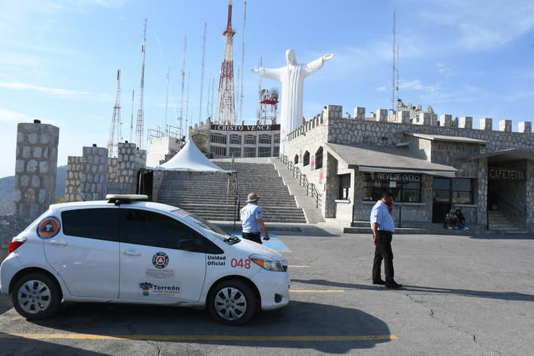 Por tema de la pandemia el acceso vehicular estuvo restringido desde temprana hora, solamente se permitió el paso peatonal hacia el templo y con una limitante de 150 personas entre la explanada y el templo.
(FERNANDO COMPEÁN)