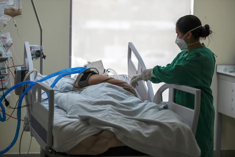 Ecuador sumó 1,650 nuevos casos de COVID-19 en las últimas 24 horas y acumula este viernes 332,038 desde que se tienen registros de la pandemia, mientras que las muertes por la enfermedad se contabilizan en 16,910, 33 más respecto a la víspera, informó el Ministerio de Salud. (ARCHIVO)