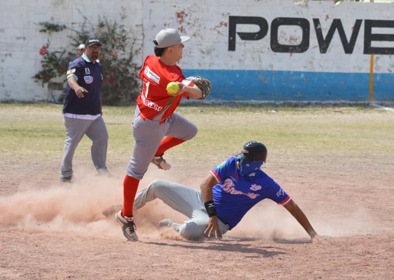 A gran ritmo, avanza la temporada “Peloteros Ausentes” en la Liga de Softbol Industrial y Comercial, que disputó su cuarta jornada del rol regular en la reactivación de este circuito, que poco a poco ha entrado en calor, luego de la prolongada pausa por la pandemia. (Especial)