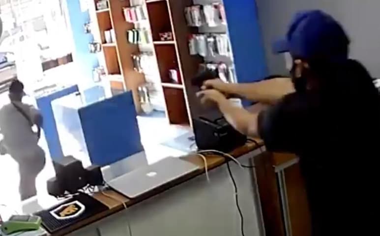 Al intentar escapar, el asaltante terminó en el suelo al ser atacado por su víctima (CAPTURA) 