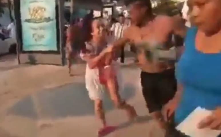 Este viernes por la mañana, se difundió en redes sociales el video de un grupo de comerciantes de Caletilla en Acapulco, Guerrero, persiguiendo a un turistas presuntamente de la Ciudad de México. (Especial)
