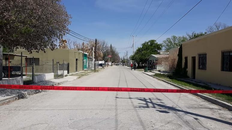 La persona fallecida respondía en vida al nombre de Martín Hernández Gutiérrez, quien contaba con 32 años, conocido por el apodo de “El Barbas” y quien era originario del estado de Michoacán; conforme a la información que proporcionaron los vecinos del lugar.
(EL SIGLO DE TORREÓN)