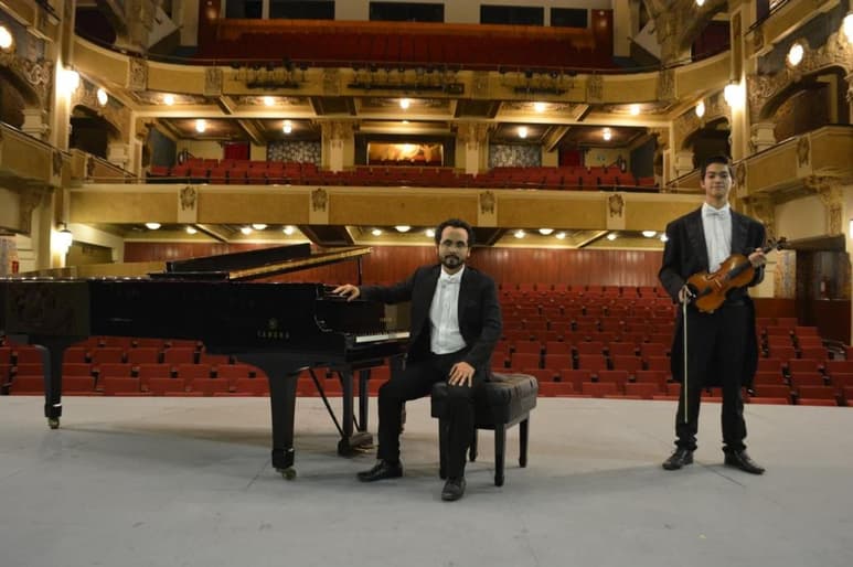 Los jóvenes laguneros, Armando Frost y Dassaev Tagle, se preparan para dar un concierto presencial en la Alameda Zaragoza este 4 de abril.
(ARCHIVO)