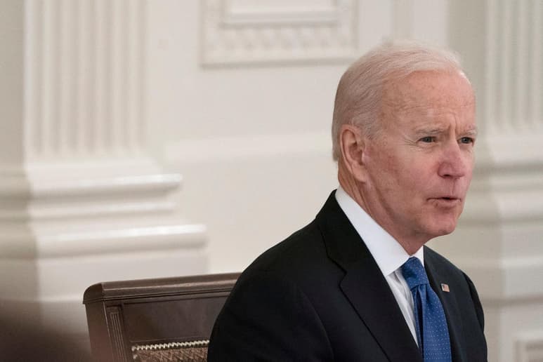El presidente de Estados Unidos, Joe Biden, expresó este viernes su pesar tras el 'violento ataque' contra policías que custodiaban el Capitolio, en el que murió un uniformado y otro resultó herido, envió condolencias a sus familias y ordenó ondear a media asta las banderas en la Casa Blanca. (EFE)