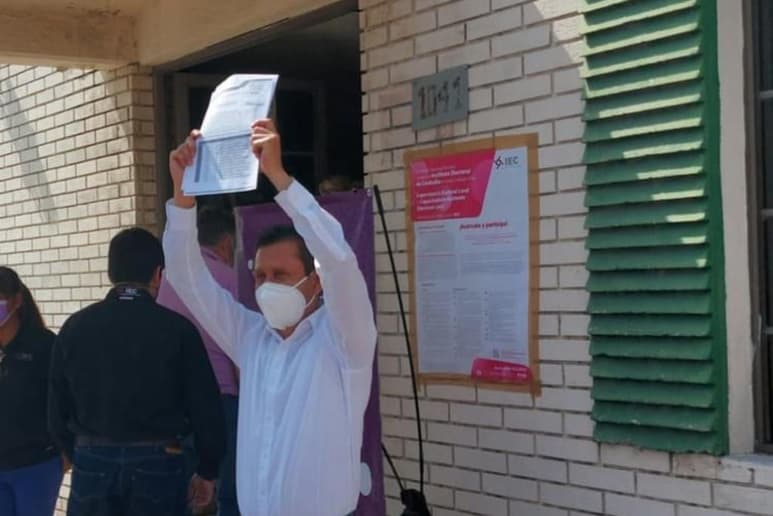 El Aspirante a presidente municipal de Monclova, Edgar Ávila, Externó su indignación al saber que fue descalificado por el Instituto Nacional Electoral como candidato, bajo el argumento de que no entregó la comprobación de sus gastos de precampaña, documentos afirmó que hizo llegar a las autoridades un día antes que venciera el término legal para eso. (EL SIGLO DE TORREÓN)