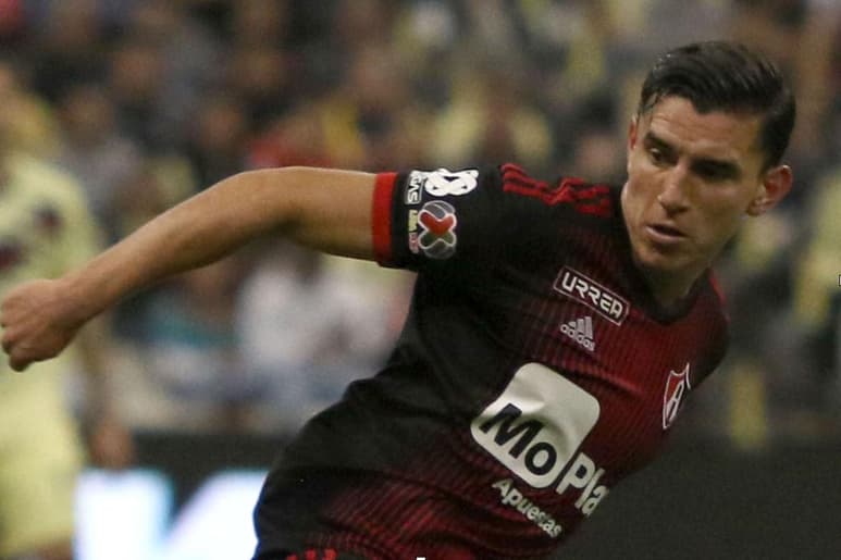 Después de su dramática lesión de rodilla y tras 214 días inactivo y entre rehabilitación y frustración, el mediocampista del Atlas, Édgar Zaldívar está listo para volver y ya fue convocado por Diego Cocca para el partido ante Xolos de Tijuana de este sábado en el Estadio Jalisco. (Especial)