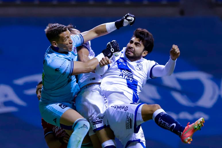 Nicolás Vikonis fue expulsado en el partido entre el Puebla y Mazatlán FC, debido a un puñetazo dentro del área.(JAM MEDIA)