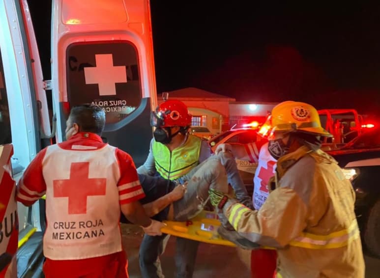 El choque ocurrió entre dos automóviles compactos y son cuatro las personas lesionadas.