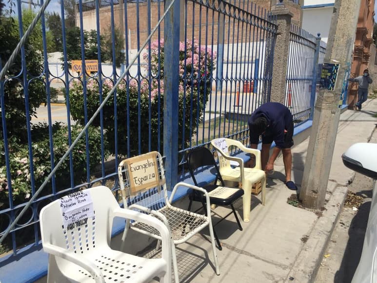 Desde la tarde de ayer empezaron a llegar personas de la tercera edad a formarse a la Facultad de Medicina de la UJED.
