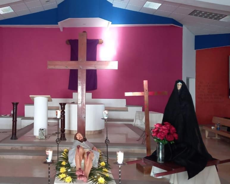 En el Viernes Santo las parroquias realizan sus actividades religiosas, adecuándose a las restricciones de la pandemia del COVID-19.