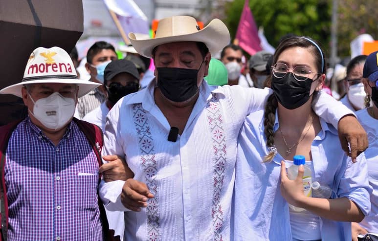 El INE ordenó este viernes a Morena no difundir spots para promover la imagen de Félix Salgado Macedonio (c).