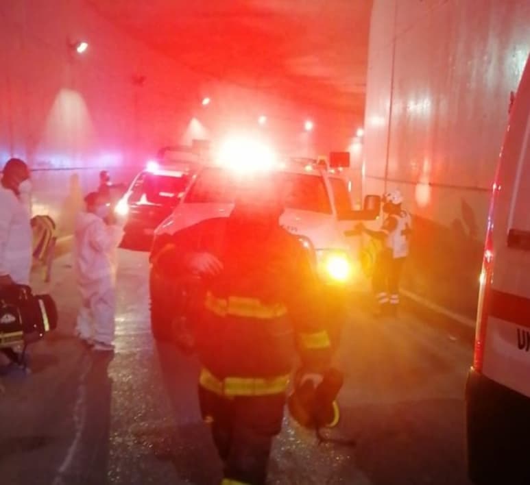 Las distintas corporaciones de seguridad y de rescate arribaron al lugar cuando el sujeto aún se encontraba sobre el puente.