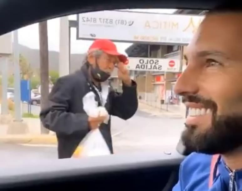 Suceso. El influencer le dio mil pesos a una persona de escasos recursos de Monterrey, Nuevo León.