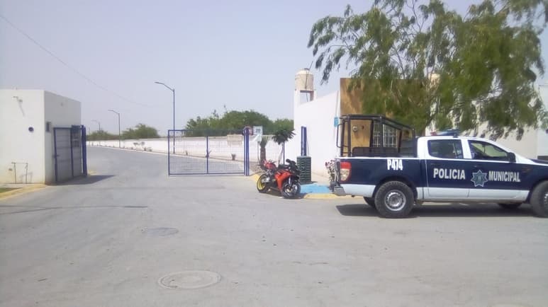 Se trata de una motocicleta marca Honda color rojo con negro con placas del estado de Durango.