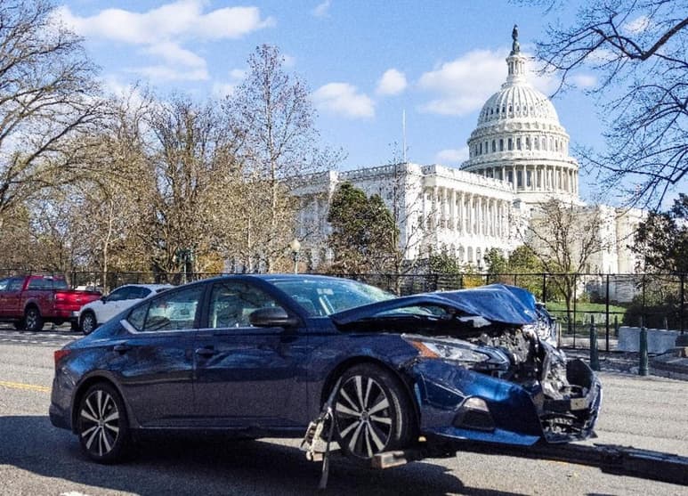 El joven que estrelló su vehículo contra una barricada que resguarda el Capitolio de Estados Unidos y fue abatido a tiros tras causar la muerte de un policía y dejar a otro herido se debatía entre problemas mentales y su religiosidad vinculada al islamismo, revelaron familiares y amigos. (Especial) 