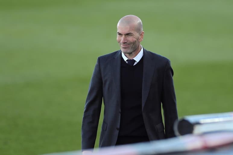 El francés Zinedine Zidane, técnico del Real Madrid, celebró el buen momento en el que su equipo llega a un momento decisivo de la temporada, antes de medirse en una semana a Liverpool en Liga de Campeones y Barcelona en Liga, y afirmó que han 'sufrido mucho' y ahora tienen 'que disfrutar'. (Especial)