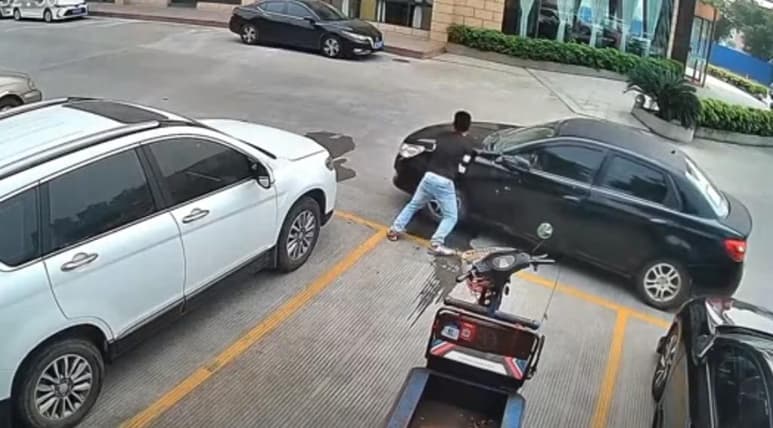 El repartidor se vio en 'problemas' al verse encerrado por un carro en un estacionamiento, por lo que tuvo que moverlo con sus propias manos (CAPTURA)