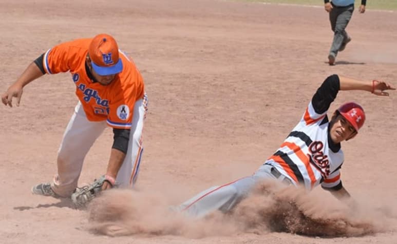 Se pusieron en marcha los playoffs en la categoría de Segunda Fuerza, dentro de la Liga de Beisbol de Empleados y Profesionistas en su campaña denominada “Raymundo López Esquivel”, que este domingo continuará con las atractivas semifinales. (Especial)