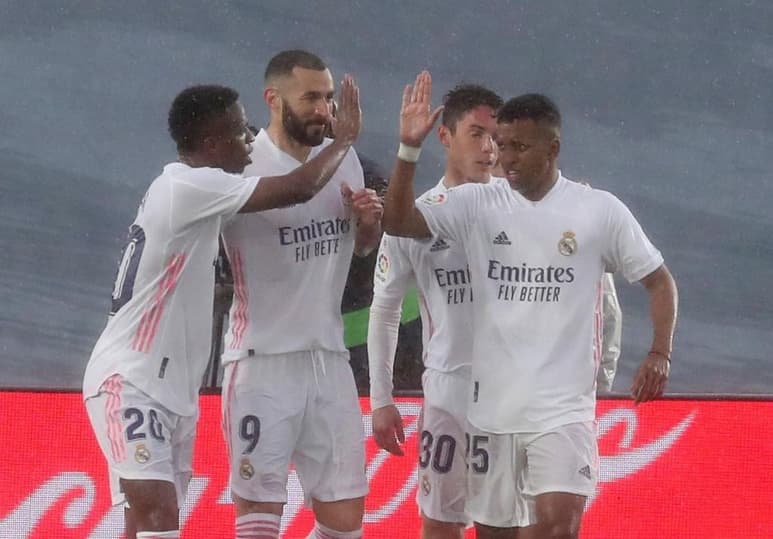 El Real Madrid mantuvo su asedio sobre el líder Atlético de Madrid en la Liga española luego de consumar el sábado una clara victoria 2-0 sobre el Eibar, en el inicio de una serie de juegos cruciales para los merengues en la temporada. (Especial)